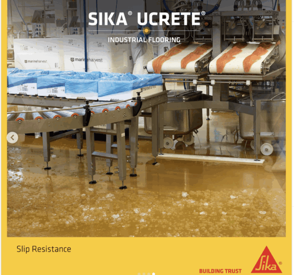 Pardoseală poliuretanică industrială galbenă Ucrete într-o fabrică de procesare alimente, cu bandă rulantă și gheață pe jos.