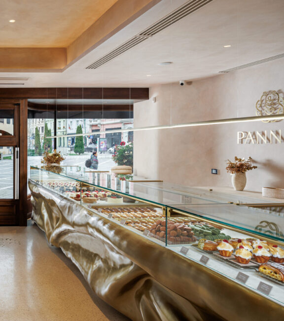 Pardoseală terrazzo turnat, finisaj premium în cofetărie-patiserie Panner Maison Finesse din Brașov. Suprafețe decorative rezistente, aspect modern și original, potrivite pentru spații comerciale elegante.